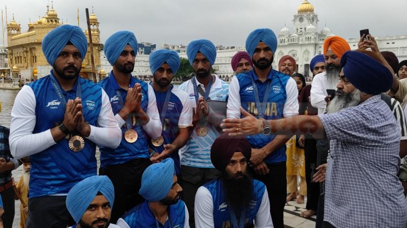 Hockey Team Players of the paid obeisance at Darbar Sahib news Hockey Team Players of the paid obeisance at Darbar Sahib news