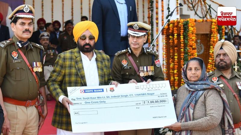 ਮੁੱਖ ਮੰਤਰੀ ਨੇ ਪੰਜ ਪੁਲਿਸ ਮੁਲਾਜ਼ਮਾਂ ਦੇ ਪਰਿਵਾਰਾਂ ਨੂੰ ਇੱਕ-ਇੱਕ ਕਰੋੜ ਰੁਪਏ ਦੀ ਵਿੱਤੀ ਸਹਾਇਤਾ ਦੇ ਚੈੱਕ ਸੌਂਪੇ ਮੁੱਖ ਮੰਤਰੀ ਨੇ ਪੰਜ ਪੁਲਿਸ ਮੁਲਾਜ਼ਮਾਂ ਦੇ ਪਰਿਵਾਰਾਂ ਨੂੰ ਇੱਕ-ਇੱਕ ਕਰੋੜ ਰੁਪਏ ਦੀ ਵਿੱਤੀ ਸਹਾਇਤਾ ਦੇ ਚੈੱਕ ਸੌਂਪੇ