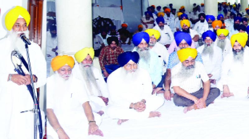 Gurbachan Singh Addressing the Sangat Gurbachan Singh Addressing the Sangat