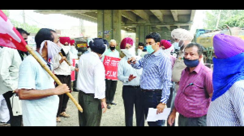 ਐਸਡੀਐਮ ਦਫ਼ਤਰ ਦੇ ਗੇਟ ਅੱਗੇ ਧਰਨਕਾਰੀਆਂ ਨੂੰ ਧਰਨਾ ਖ਼ਤਮ ਕਰਨ ਲਈ ਕਹਿੰਦੇ ਹੋਏ ਨਾਇਬ ਤਹਿਸੀਲਦਾਰ ਪੁਨੀਤ ਬਾਂਸਲ। ਐਸਡੀਐਮ ਦਫ਼ਤਰ ਦੇ ਗੇਟ ਅੱਗੇ ਧਰਨਕਾਰੀਆਂ ਨੂੰ ਧਰਨਾ ਖ਼ਤਮ ਕਰਨ ਲਈ ਕਹਿੰਦੇ ਹੋਏ ਨਾਇਬ ਤਹਿਸੀਲਦਾਰ ਪੁਨੀਤ ਬਾਂਸਲ।