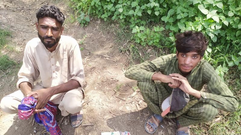 BSF jawans arrested two Pakistani nationals from India-Pakistan border BSF jawans arrested two Pakistani nationals from India-Pakistan border