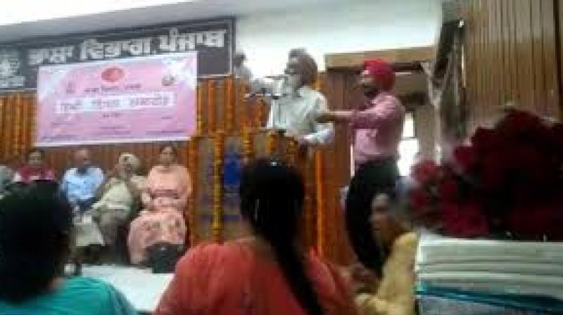 Row over criticism of Punjabi language on 'Hindi Divas' Row over criticism of Punjabi language on 'Hindi Divas'