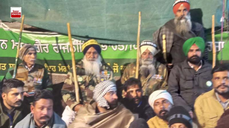 ਕੈਪਸਨ: ਡੱਲੇਵਾਲ ਦੀ ਟਰਾਲੀ ਦੇ ਆਲੇ ਦੁਆਲੇ ਪਹਿਰਾ ਦੇ ਰਹੇ ਸਾਬਕਾ ਫ਼ੌਜੀਆਂ ਦੀ ਜਥੇਬੰਦੀ ਕੈਪਸਨ: ਡੱਲੇਵਾਲ ਦੀ ਟਰਾਲੀ ਦੇ ਆਲੇ ਦੁਆਲੇ ਪਹਿਰਾ ਦੇ ਰਹੇ ਸਾਬਕਾ ਫ਼ੌਜੀਆਂ ਦੀ ਜਥੇਬੰਦੀ