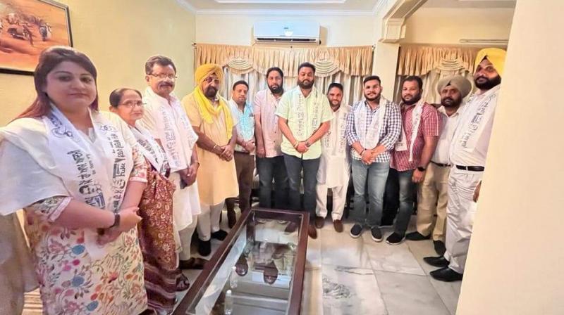 Five Congress councilors joined Aam Aadmi Party Five Congress councilors joined Aam Aadmi Party