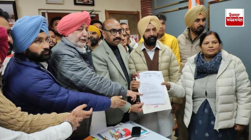 ਕਾਂਗਰਸ ਆਗੂ ਡੀਸੀ ਨੂੰ ਮੰਗ ਪੱਤਰ ਸੌਪਦੇ ਹੋਏ ਕਾਂਗਰਸ ਆਗੂ ਡੀਸੀ ਨੂੰ ਮੰਗ ਪੱਤਰ ਸੌਪਦੇ ਹੋਏ