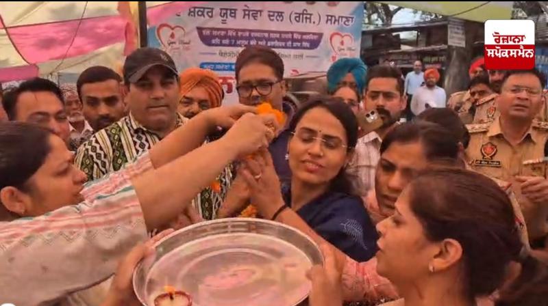 ਸਮਾਣਾ ਸਕੂਲ ਵੈਨ ਹਾਦਸੇ ਦੇ ਪੀੜਤਾਂ ਦਾ DC 'ਤੇ ਫੁੱਟਿਆ ਗੁੱਸਾ, ਇਨਸਾਫ਼ ਦੀ ਕੀਤੀ ਮੰਗ ਸਮਾਣਾ ਸਕੂਲ ਵੈਨ ਹਾਦਸੇ ਦੇ ਪੀੜਤਾਂ ਦਾ DC 'ਤੇ ਫੁੱਟਿਆ ਗੁੱਸਾ, ਇਨਸਾਫ਼ ਦੀ ਕੀਤੀ ਮੰਗ