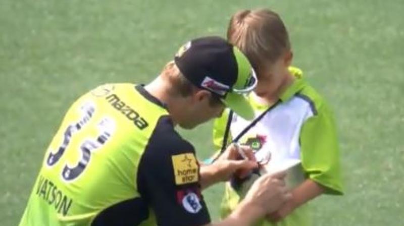 Shane Watson gives autograph to Son