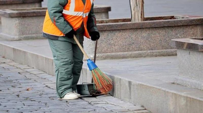  OMG! In this country, the salary of a sweeper is 8 lakh rupees, still people are not getting it