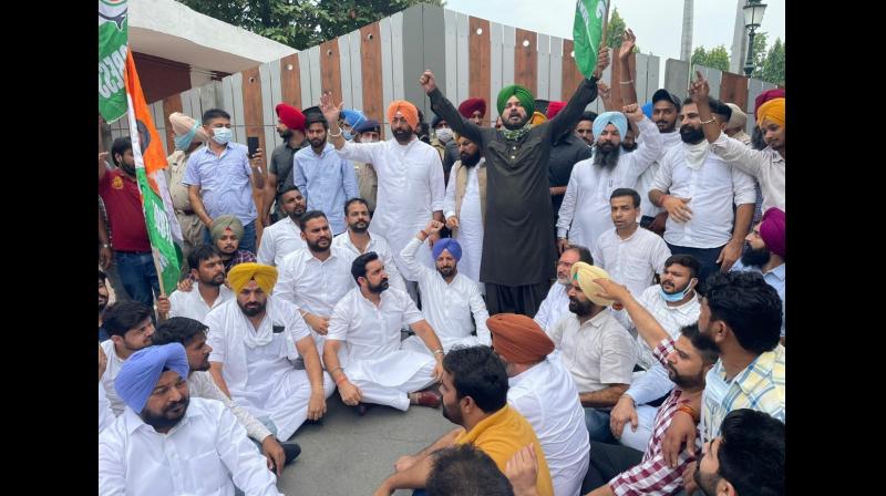 Navjot Sidhu and MLAs stage a dharna outside the Governor House