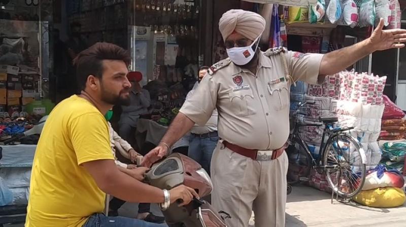 Sangrur police forcibly conducted corona test of those who did not wear mask Sangrur police forcibly conducted corona test of those who did not wear mask