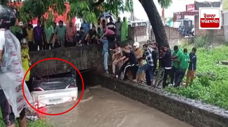 Haldwani accident : Family returning home from hospital with newborn baby falls into canal Haldwani accident : Family returning home from hospital with newborn baby falls into canal