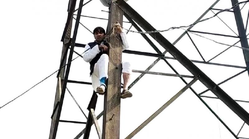 On not getting a ticket, the 'AAP' leader climbed the tower and performed a high-voltage drama On not getting a ticket, the 'AAP' leader climbed the tower and performed a high-voltage drama