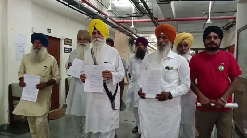 ਬਲਦੇਵ ਸਿਰਸਾ ਏਡੀਸੀ ਨੂੰ ਮੰਗ ਦਿੰਦੇ ਹੋਏ ਬਲਦੇਵ ਸਿਰਸਾ ਏਡੀਸੀ ਨੂੰ ਮੰਗ ਦਿੰਦੇ ਹੋਏ