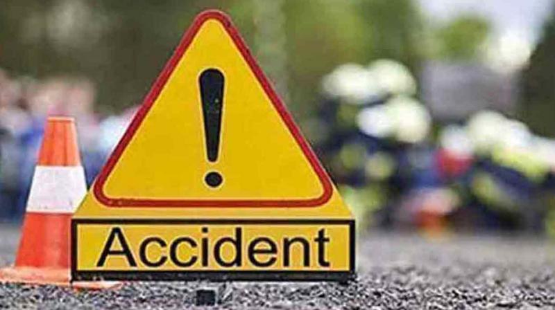 The road turned red with blood, a bus full of passengers collided with a stationary truck, 16 people died The road turned red with blood, a bus full of passengers collided with a stationary truck, 16 people died