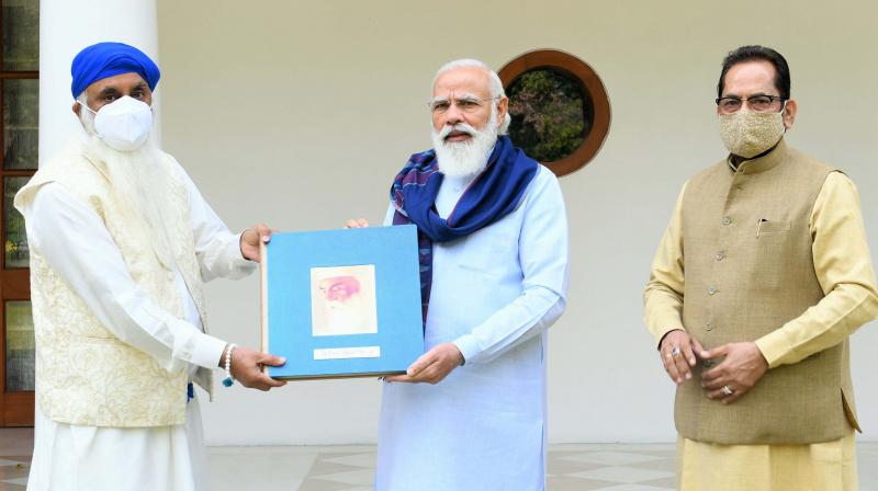 PM Modi Released a book on the life and ideals of Sri Guru Nanak Dev Ji PM Modi Released a book on the life and ideals of Sri Guru Nanak Dev Ji
