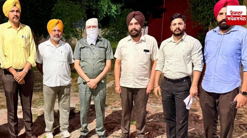 RTI activist caught red-handed while accepting bribe of Rs 4 lakh RTI activist caught red-handed while accepting bribe of Rs 4 lakh