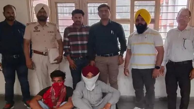 BSF arrested 2 drug smugglers including heroin worth 3.50 crores In Amritsar BSF arrested 2 drug smugglers including heroin worth 3.50 crores In Amritsar