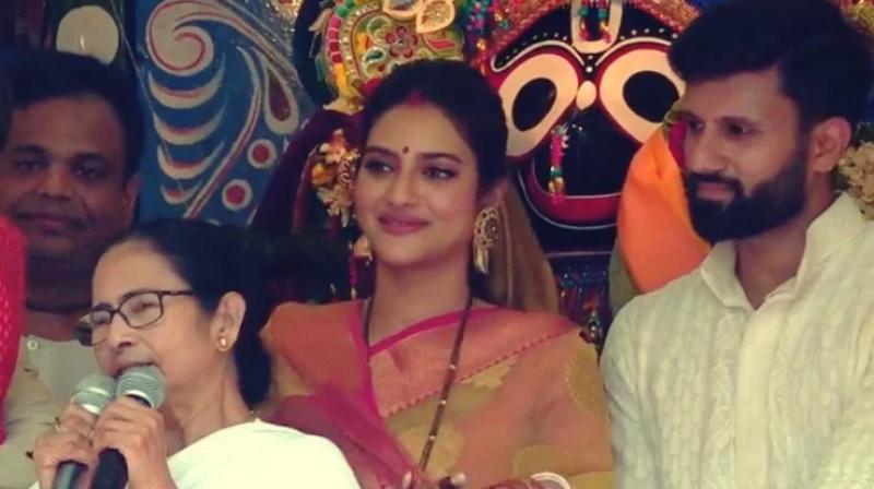 Jagannath rath yatra nusrat nusrat jahan with mamata banerjee flag off