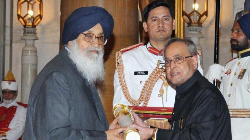 Parkash Singh Badal returns Padma Vibhushan Award Parkash Singh Badal returns Padma Vibhushan Award