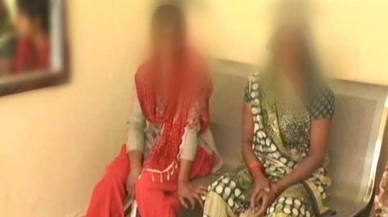 up police takes bribe 20 thousands at kannuj up police takes bribe 20 thousands at kannuj