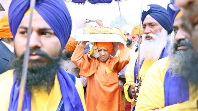 Remembrance of the Sahibzades CM Yogi Adityanath kept the text in the government house, decorated the head with a turban.