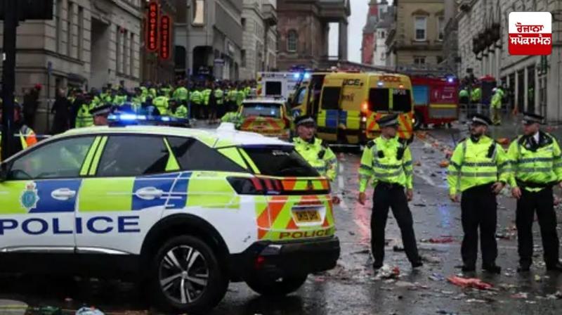 Car crushes football fans in Britain Car crushes football fans in Britain