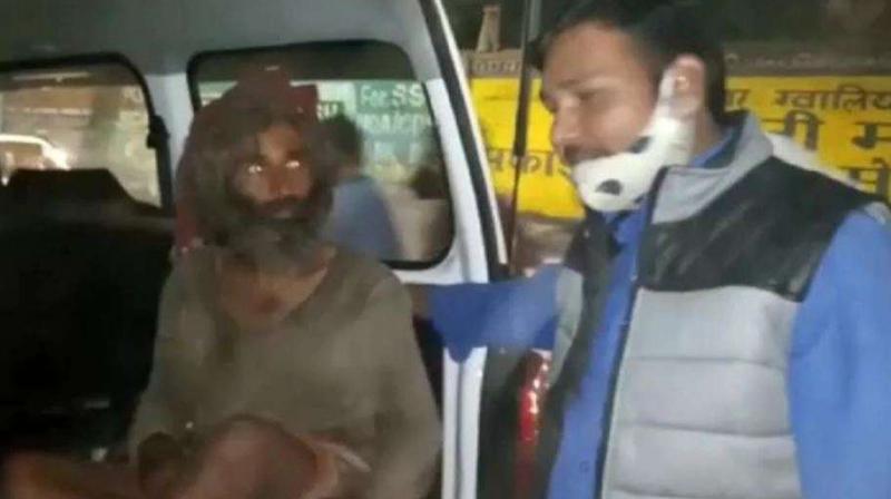 The beggar was shivering with cold, the DSP stopped the vehicle and then the officer of his batch came out The beggar was shivering with cold, the DSP stopped the vehicle and then the officer of his batch came out