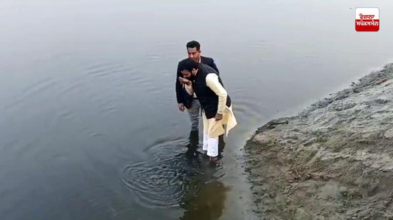 ਹਰਿਆਣਾ ਦੇ ਮੁੱਖ ਮੰਤਰੀ ਨੇ ਦਿੱਲੀ ਦੇ ਘਾਟ 'ਤੇ ਯਮੁਨਾ ਦਾ ਪਾਣੀ ਪੀਂਦੇ ਹੋਏ ਹਰਿਆਣਾ ਦੇ ਮੁੱਖ ਮੰਤਰੀ ਨੇ ਦਿੱਲੀ ਦੇ ਘਾਟ 'ਤੇ ਯਮੁਨਾ ਦਾ ਪਾਣੀ ਪੀਂਦੇ ਹੋਏ