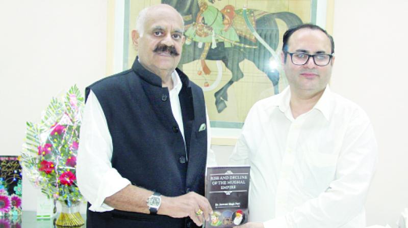 ReshmaJaswant Singh Puri, author of the book, handed over a book to V.P. Singh Badnore ReshmaJaswant Singh Puri, author of the book, handed over a book to V.P. Singh Badnore