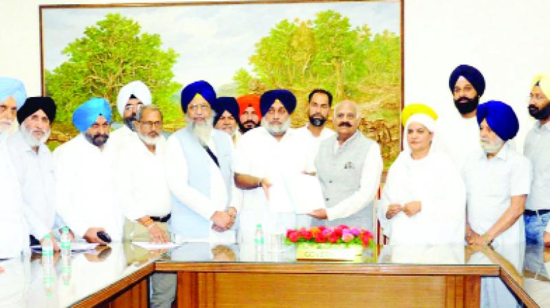 Sukhbir Singh Badal giving a memorandum to V.P. Singh Badnore