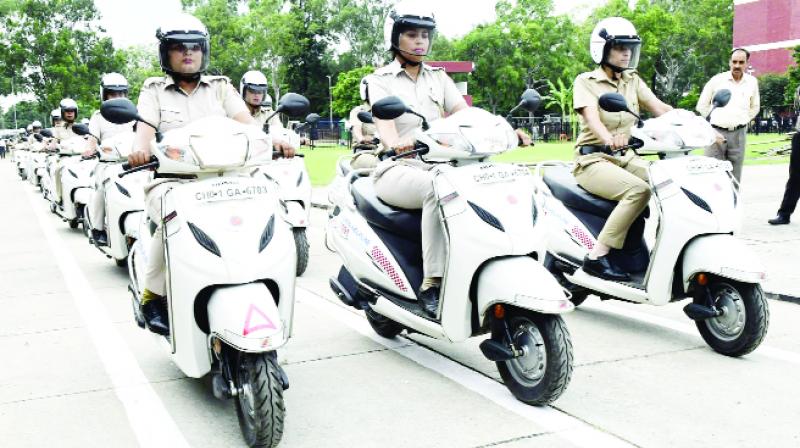 The women police took part in rehearsals by wearing a helmet on the head The women police took part in rehearsals by wearing a helmet on the head