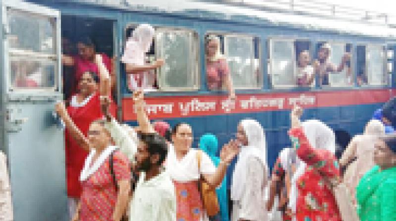 Anganwari workers giving their arrests Anganwari workers giving their arrests