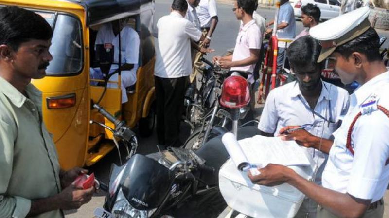 Girls to delhi traffic police after violating rule Girls to delhi traffic police after violating rule