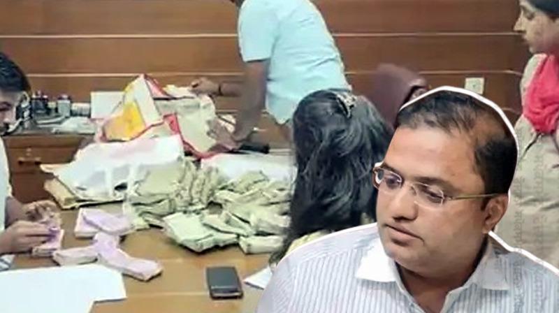 Karnataka BJP MLA's son caught while accepting bribe Karnataka BJP MLA's son caught while accepting bribe