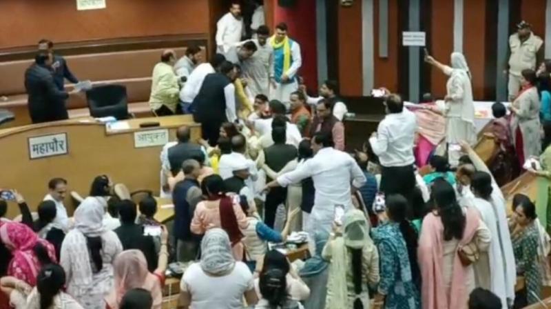 AAP-BJP councilors in Delhi MCD rioted for the second day in a row, many councilors were injured. AAP-BJP councilors in Delhi MCD rioted for the second day in a row, many councilors were injured.