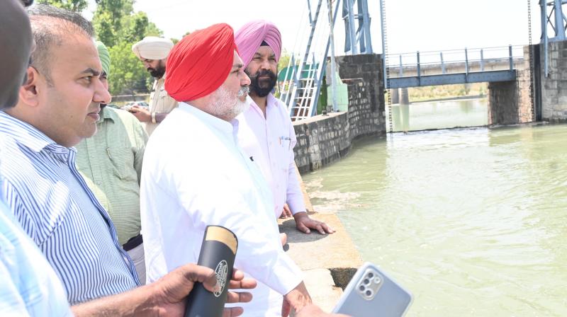 ਸ਼ਾਹਪੁਰ ਕੰਢੀ ਡੈਮ ਦਾ ਨਿਰੀਖਣ ਕਰਦੇ ਹੋਏ ਚੇਤਨ ਸਿੰਘ ਜੌੜਾਮਾਜਰਾ ਸ਼ਾਹਪੁਰ ਕੰਢੀ ਡੈਮ ਦਾ ਨਿਰੀਖਣ ਕਰਦੇ ਹੋਏ ਚੇਤਨ ਸਿੰਘ ਜੌੜਾਮਾਜਰਾ