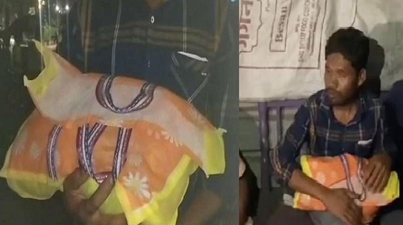 When an ambulance was not found, the helpless father kept his son's body in a bag and traveled 150 km. When an ambulance was not found, the helpless father kept his son's body in a bag and traveled 150 km.