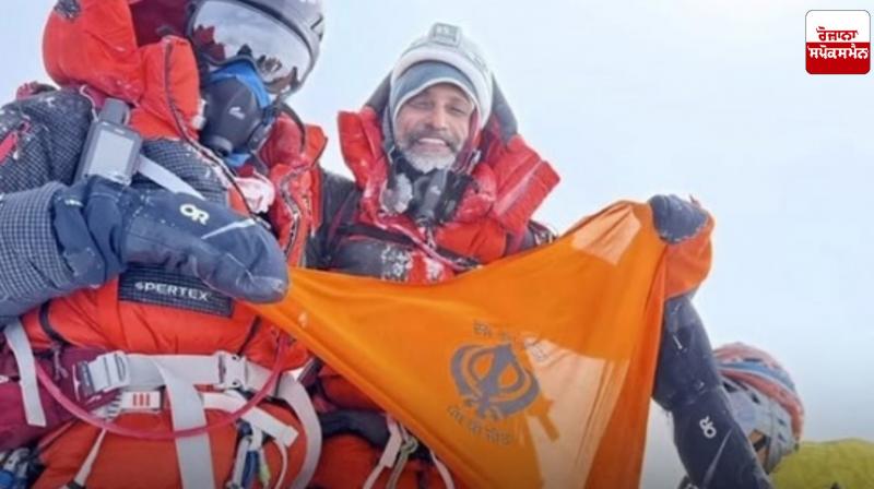 Sikh couple creates history, hoists Nishan Sahib on top of Mount Everest from Michigan Sikh couple creates history, hoists Nishan Sahib on top of Mount Everest from Michigan