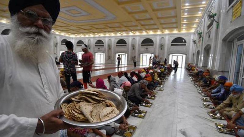 ਗੁਰਦਵਾਰਾ ਰਾਜੌਰੀ ਗਾਰਡ ਦੇ ਸੇਵਾਦਾਰ ਤੇ ਸਟਾਫ਼ ਮੈਂਬਰ ਆਦਿ ਜ਼ਰੂਰਤਮੰਦਾਂ ਨੂੰ ਲੰਗਰ ਵੰਡਦੇ ਹੋਏ। ਗੁਰਦਵਾਰਾ ਰਾਜੌਰੀ ਗਾਰਡ ਦੇ ਸੇਵਾਦਾਰ ਤੇ ਸਟਾਫ਼ ਮੈਂਬਰ ਆਦਿ ਜ਼ਰੂਰਤਮੰਦਾਂ ਨੂੰ ਲੰਗਰ ਵੰਡਦੇ ਹੋਏ।