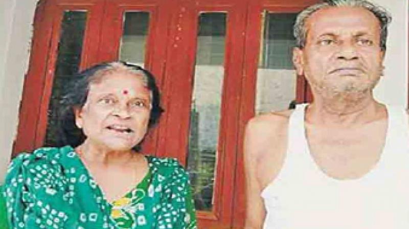Old age couple tried to rob by Strangers Old age couple tried to rob by Strangers