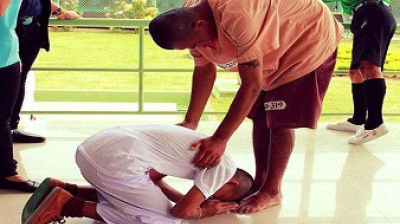 Son meets prisoner father during school trip 