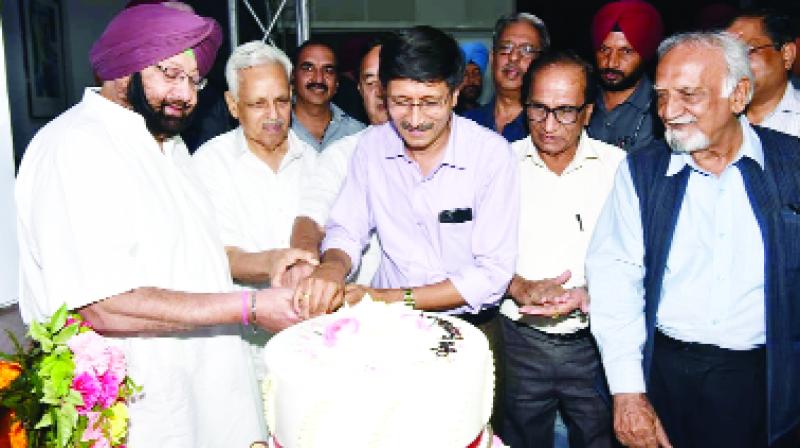 Captain Amarinder Singh Cutting Cake Captain Amarinder Singh Cutting Cake