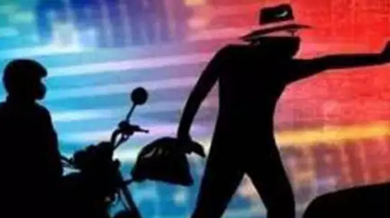 Two boys in Delhi pressed the throat of a young woman looted all valuables Two boys in Delhi pressed the throat of a young woman looted all valuables
