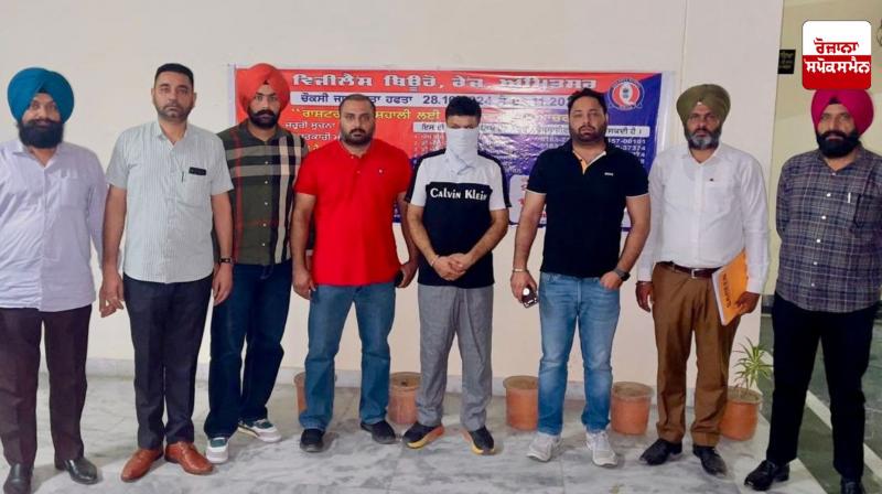 Vigilance Bureau catches Vasika Navis red-handed while accepting bribe of Rs. 30,000 Vigilance Bureau catches Vasika Navis red-handed while accepting bribe of Rs. 30,000