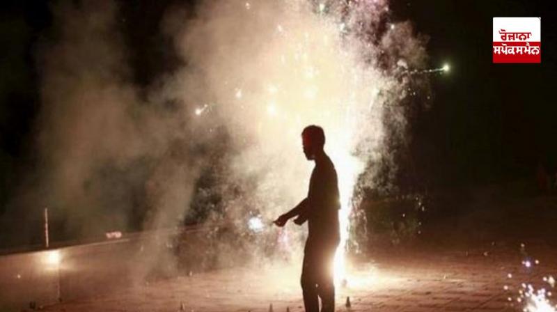The smoke from firecrackers can harm children's eyes The smoke from firecrackers can harm children's eyes