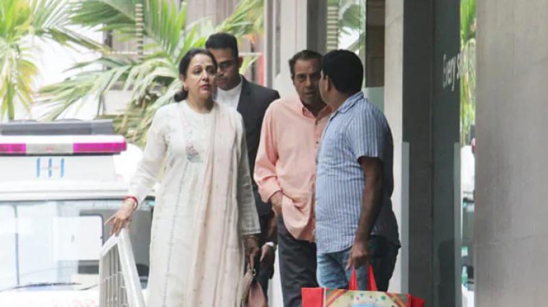 Hema Malini Dharmendra visit Esha Deol baby Miraya in hospital see photos Hema Malini Dharmendra visit Esha Deol baby Miraya in hospital see photos