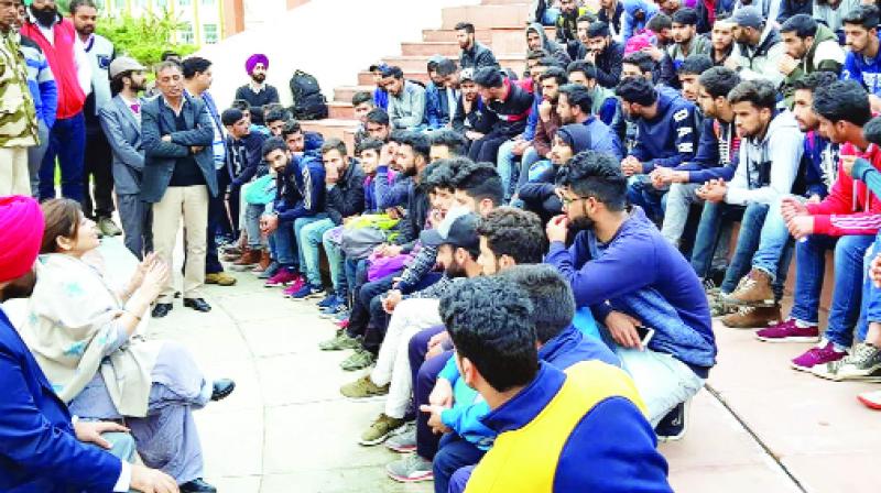 Hundreds of Kashmiris have decided go home Hundreds of Kashmiris have decided go home