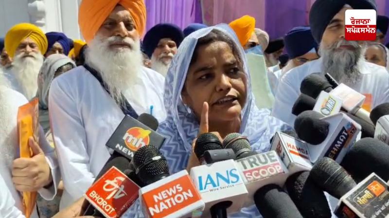 SGPC ਮੈਂਬਰ ਪਰਮਜੀਤ ਕੌਰ ਲਾਡਰਾਂ ਪੱਤਰਕਾਰਾਂ ਨਾਲ ਗੱਲਬਾਤ ਕਰਦੇ ਹੋਏ SGPC ਮੈਂਬਰ ਪਰਮਜੀਤ ਕੌਰ ਲਾਡਰਾਂ ਪੱਤਰਕਾਰਾਂ ਨਾਲ ਗੱਲਬਾਤ ਕਰਦੇ ਹੋਏ