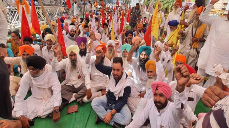 Singer Harf Cheema joins farmers' dharna in front of Shwait Malik's house Singer Harf Cheema joins farmers' dharna in front of Shwait Malik's house