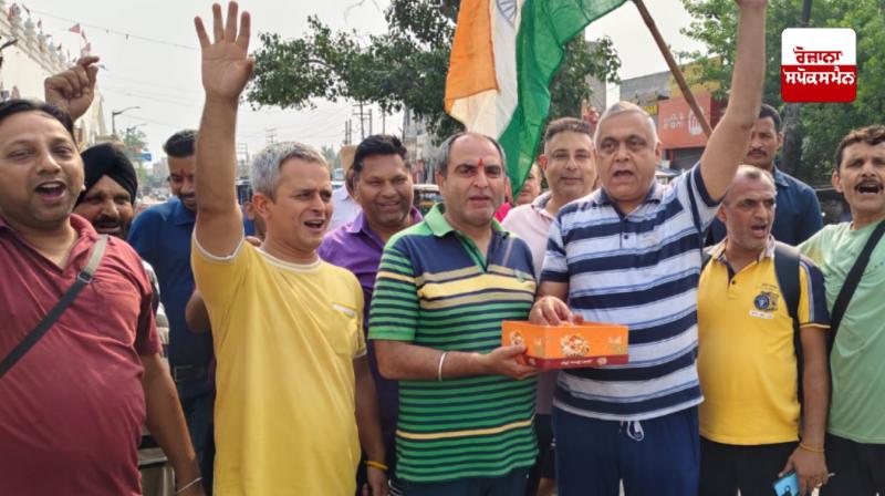 ਪਾਕਿਸਤਾਨ ’ਚ ਬੈਠੇ ਅੱਤਵਾਦੀਆਂ 'ਤੇ ਭਾਰਤੀ ਫੌਜ ਵੱਲੋਂ ਕੀਤੇ ਸਰਜੀਕਲ ਸਟ੍ਰਾਈਕ ਦੇ ਜਸ਼ਨ ’ਚ ਭਾਜਪਾ ਨੇਤਾ ਨੇ ਵੰਡੇ ਲੱਡੂ ਪਾਕਿਸਤਾਨ ’ਚ ਬੈਠੇ ਅੱਤਵਾਦੀਆਂ 'ਤੇ ਭਾਰਤੀ ਫੌਜ ਵੱਲੋਂ ਕੀਤੇ ਸਰਜੀਕਲ ਸਟ੍ਰਾਈਕ ਦੇ ਜਸ਼ਨ ’ਚ ਭਾਜਪਾ ਨੇਤਾ ਨੇ ਵੰਡੇ ਲੱਡੂ